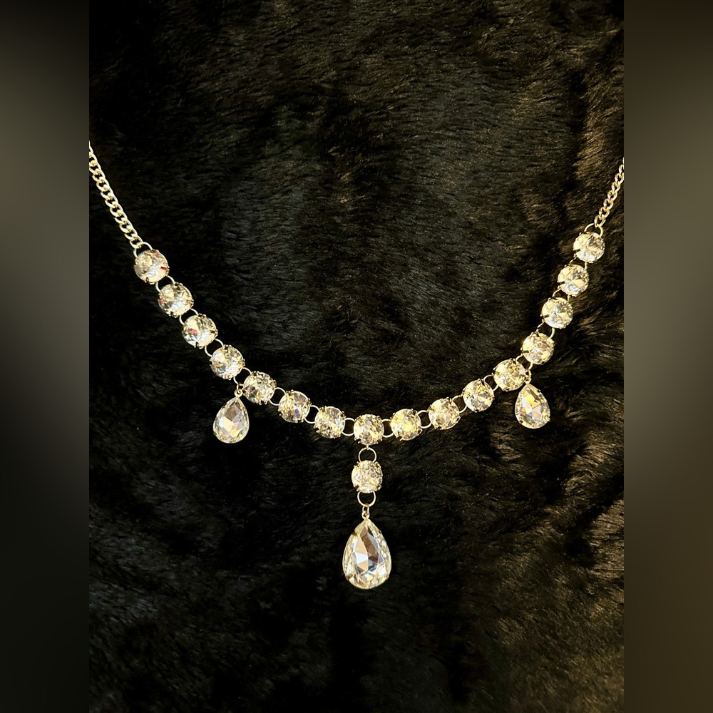 NWOT Gold Toned Rhinestone Necklace